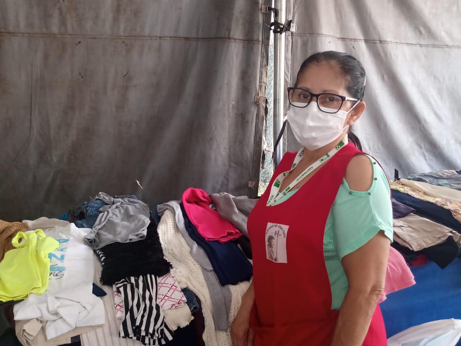 "A minha vida mudou bastante depois que faço trabalho voluntário na Obra São Judas, cuidando do bazar de roupas. Antes, eu que ficava sozinha em casa e hoje fiz muitos amigos e ocupo o meu tempo ajudando outras pessoas. A gente também monta kits de roupas para entregar a moradores em situação de rua, eles sempre passam para pedir", Maria José (Sol).